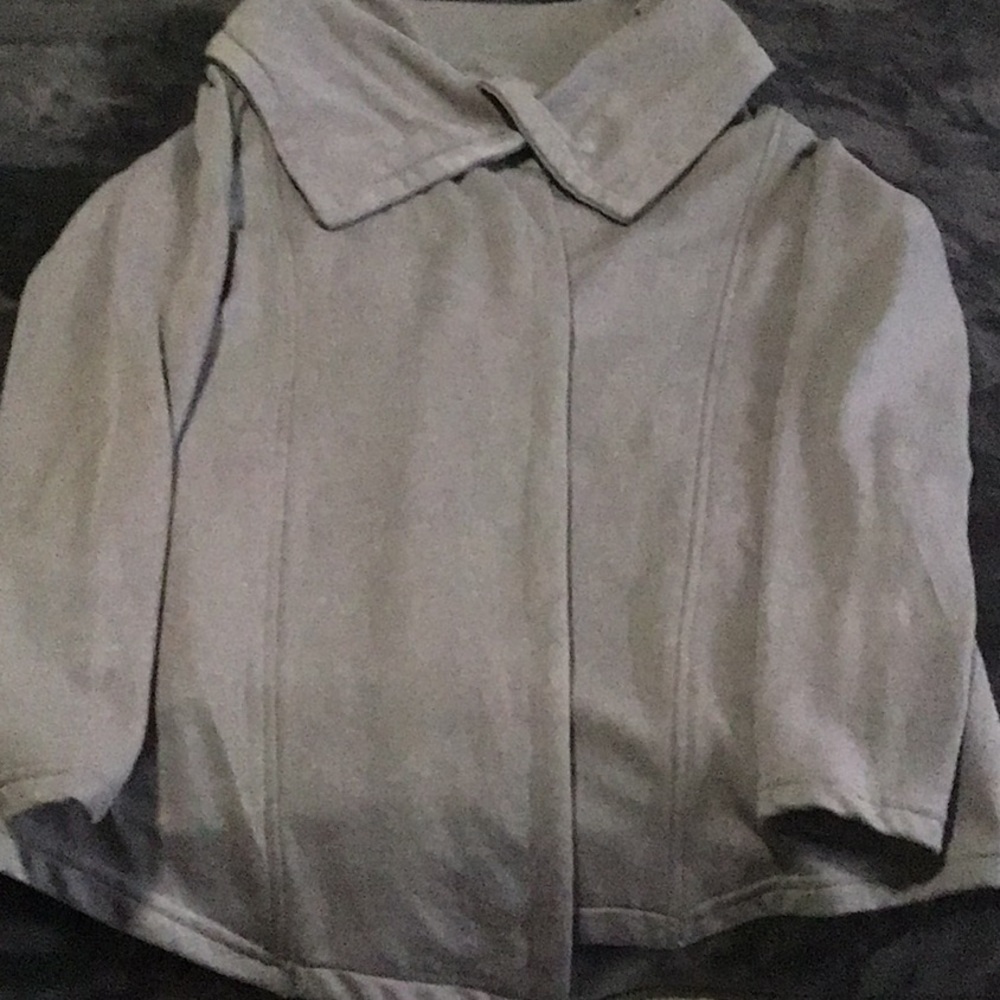 Large collar Sweater with side pockets and button closures